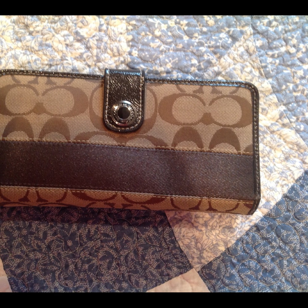 🔥Authentic Coach Signature "C" Checkbook Wallet